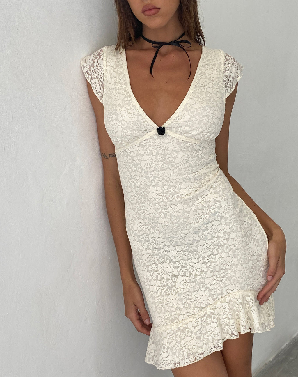 Minivestido Ginevra de encaje rosa marfil con dobladillo de volante