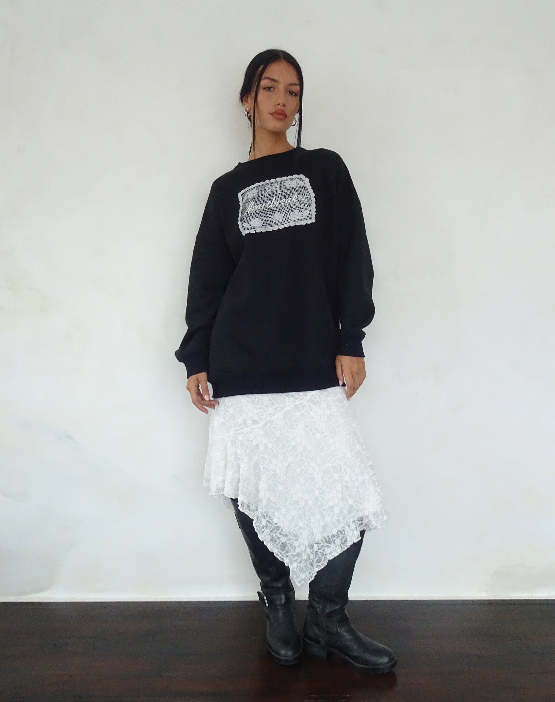 Imagen de Glo Sudadera oversize en negro con gráfico Heartbreaker