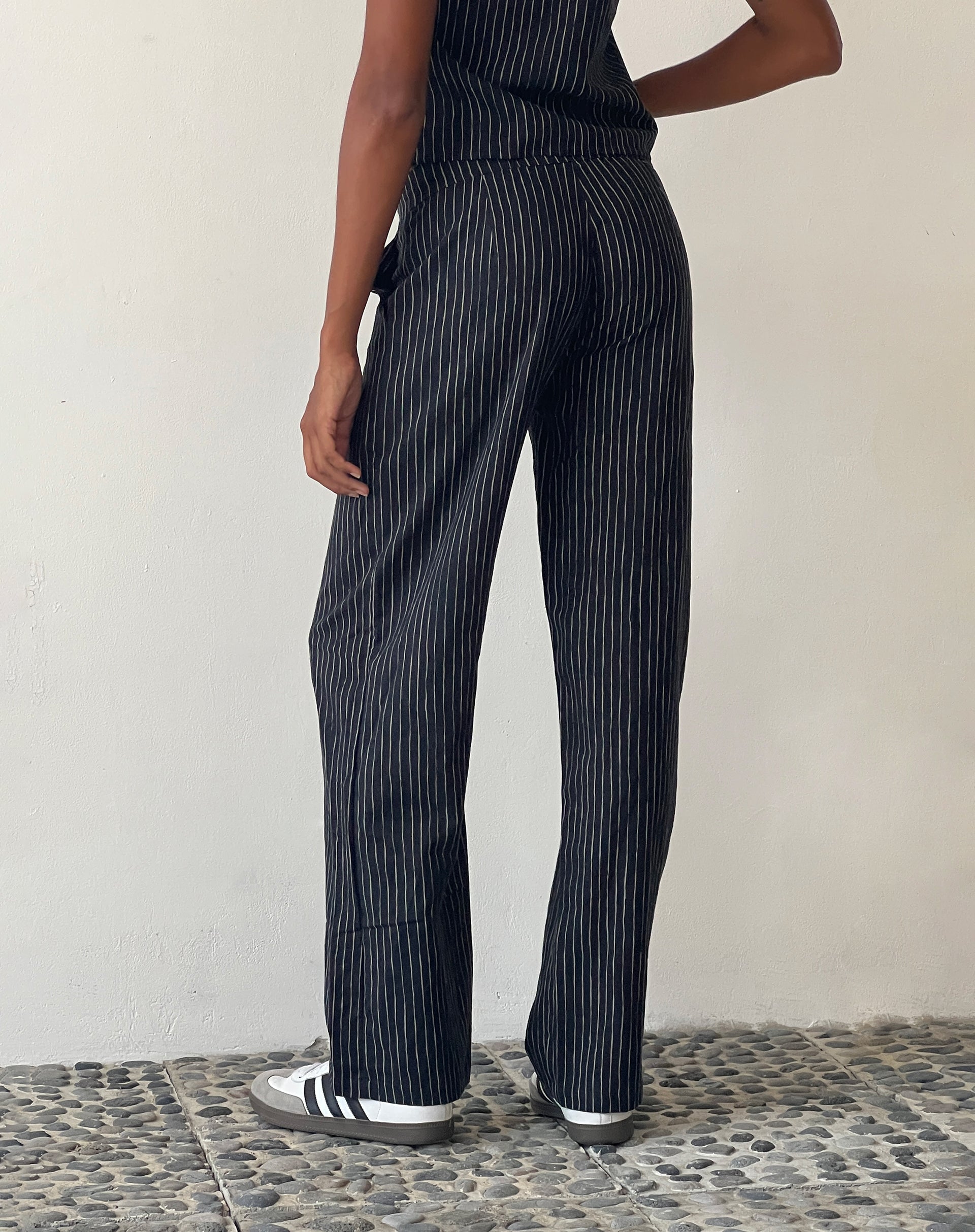 Imagen de MOTEL X JACQUIE Graba Straight Leg Trouser in Sketchy Stripe Negro