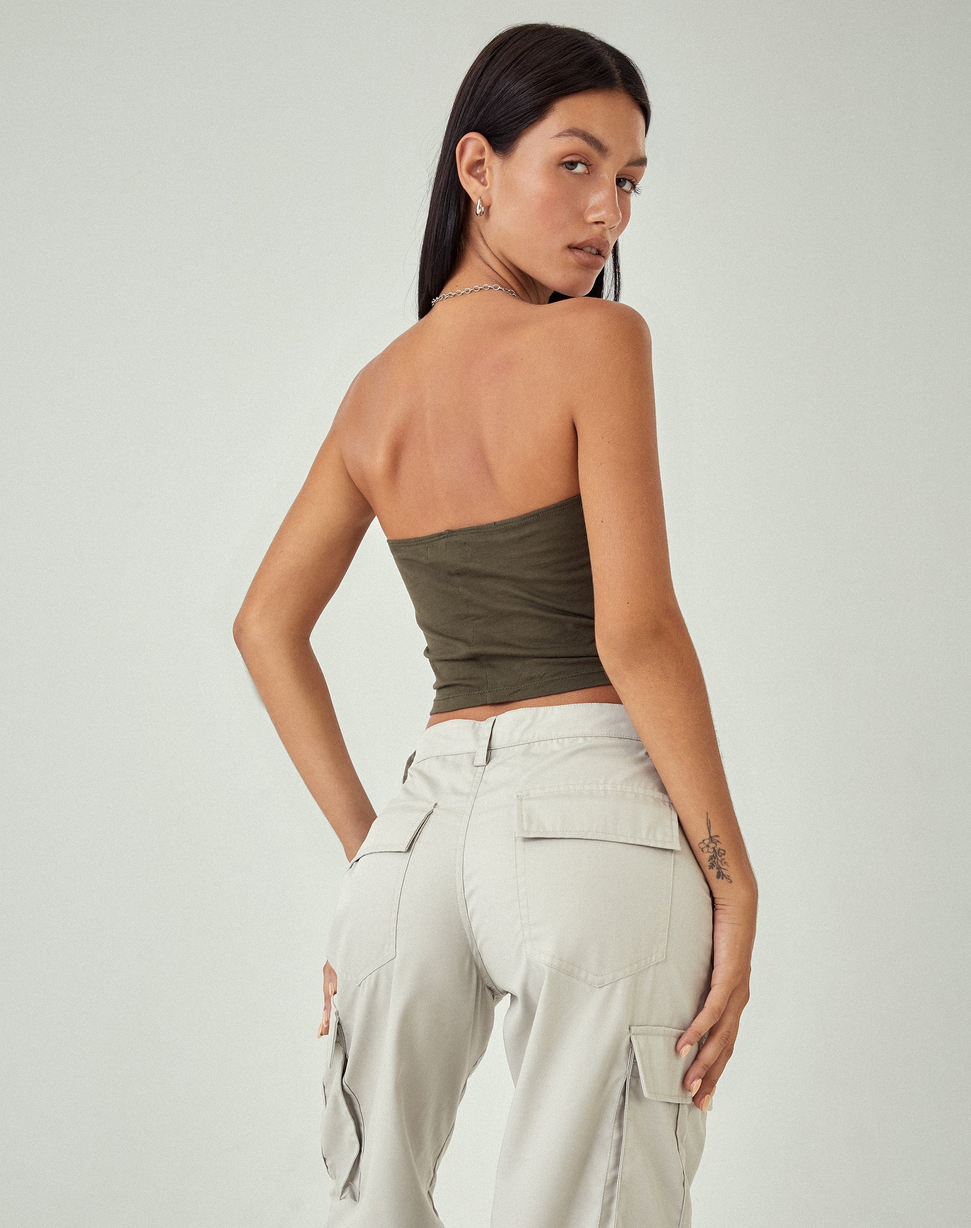 imagen de MOTEL X JACQUIE Shae Bandeau Top en Oliva