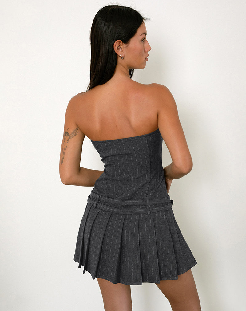 Imagen del minivestido Haika Double Belt en color carbón con rayas blancas