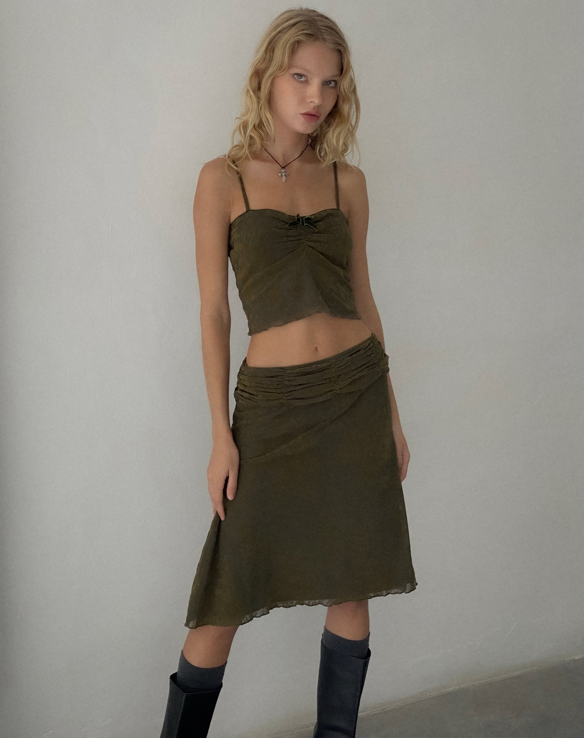 Imagen de Halusi Crop Top en Abstracto Botánico Oliva Oscuro