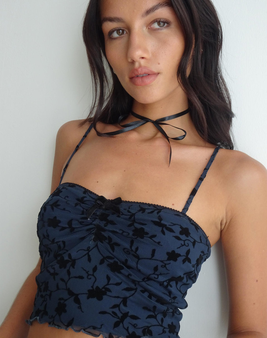 Halusi Crop Top en Pretty Petal Flock Negro