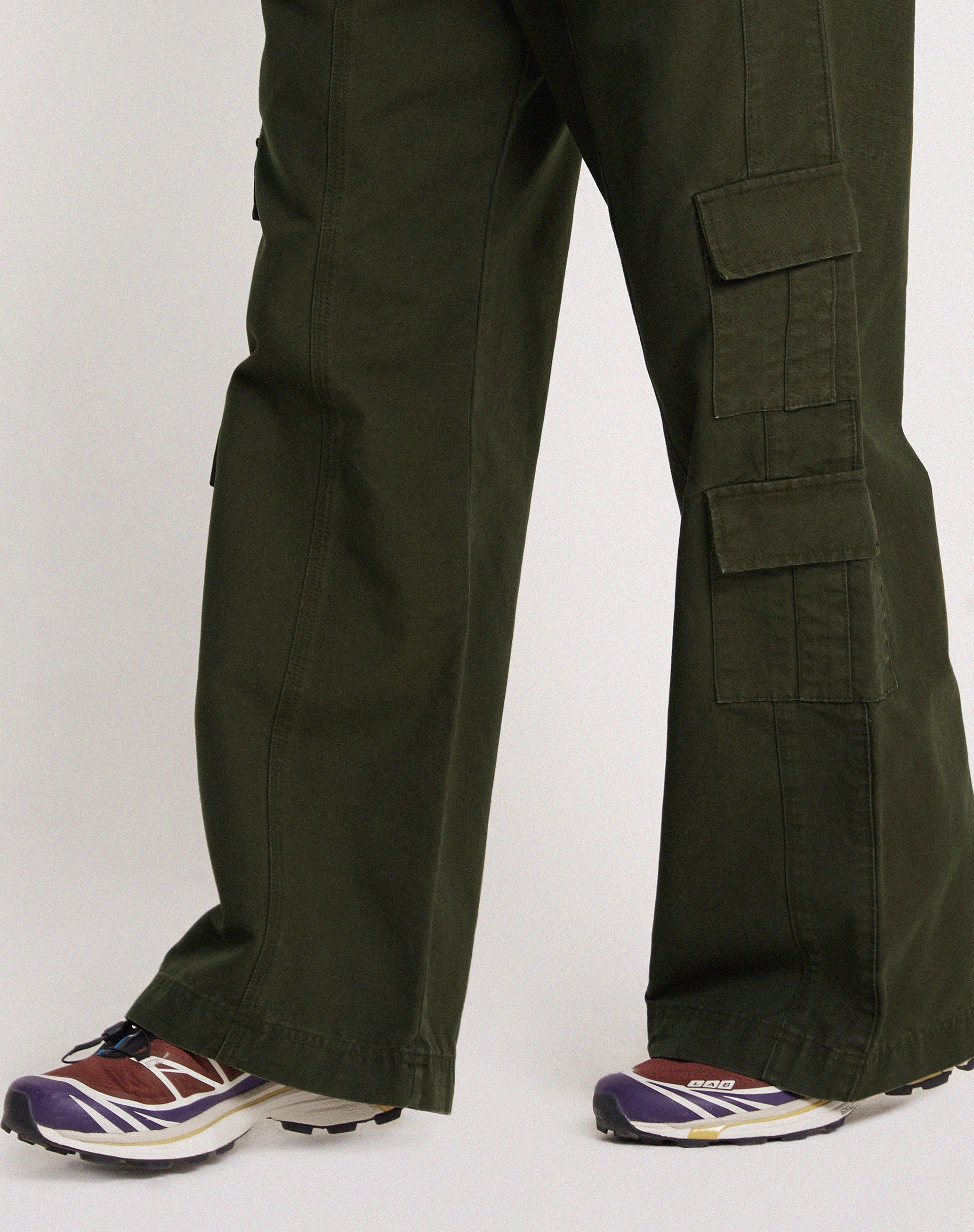Imagen del pantalón cargo Hansa en verde oliva oscuro
