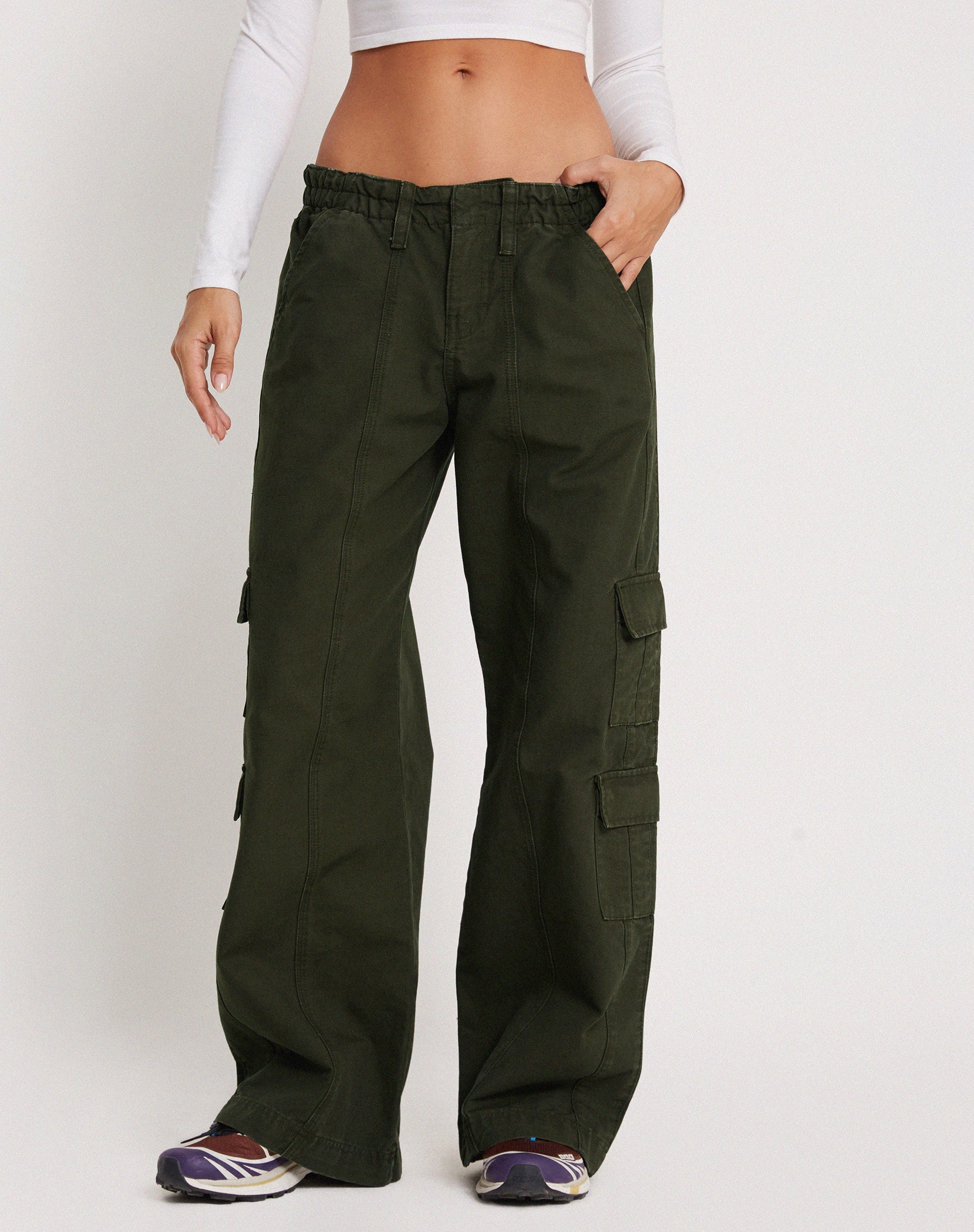Imagen del pantalón cargo Hansa en verde oliva oscuro