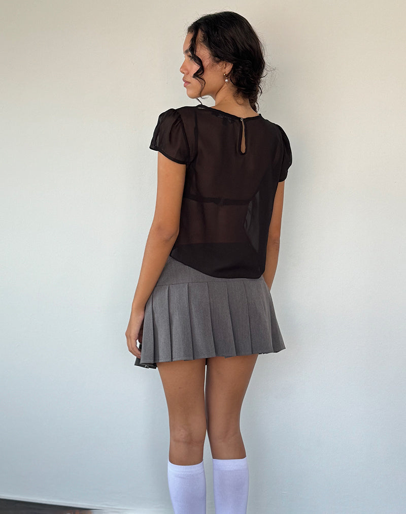 Imagen de la blusa Henrietta de gasa negra con volantes