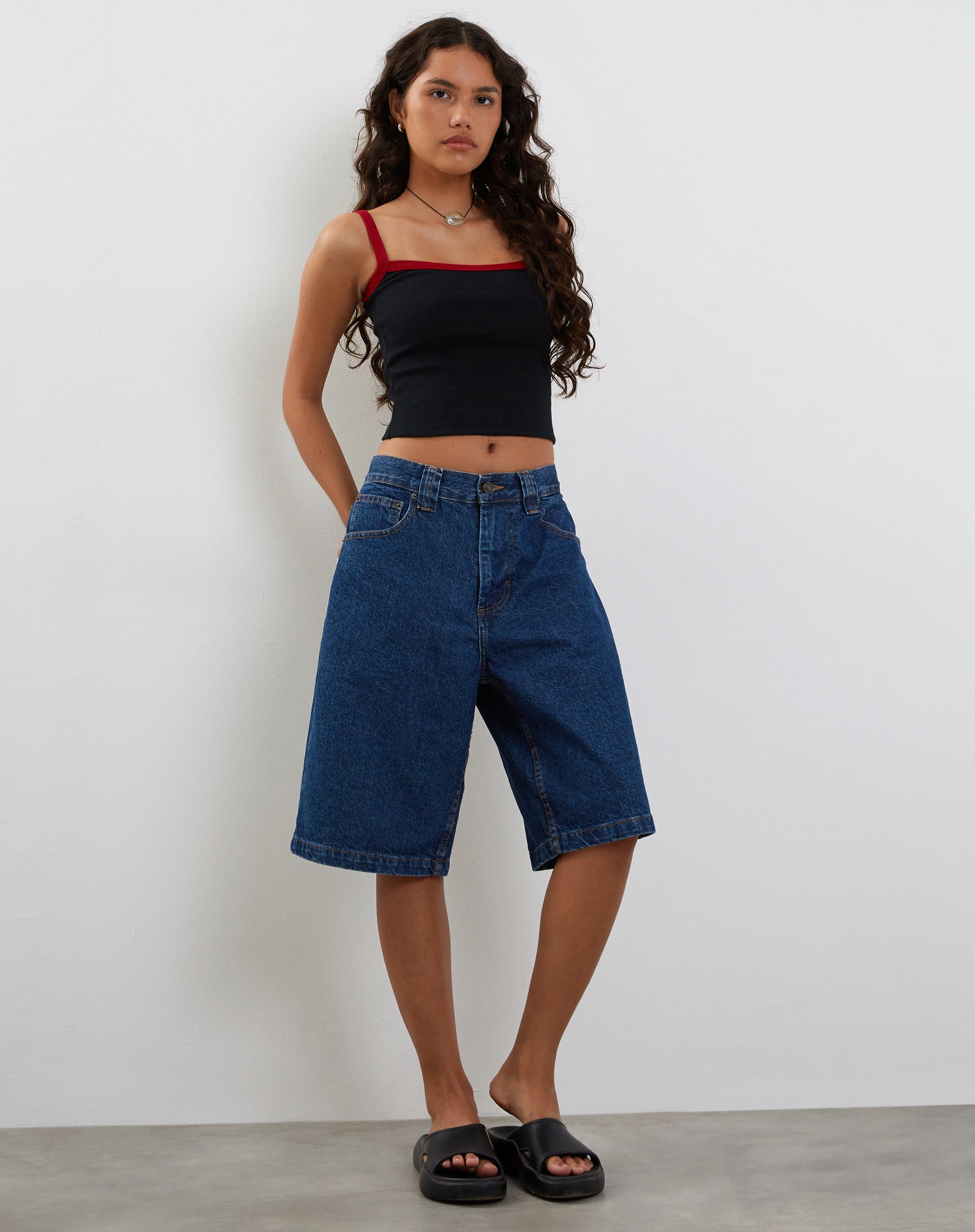 Imagen de la camiseta Icah Ribbed Vest Top en negro con ribete rojo