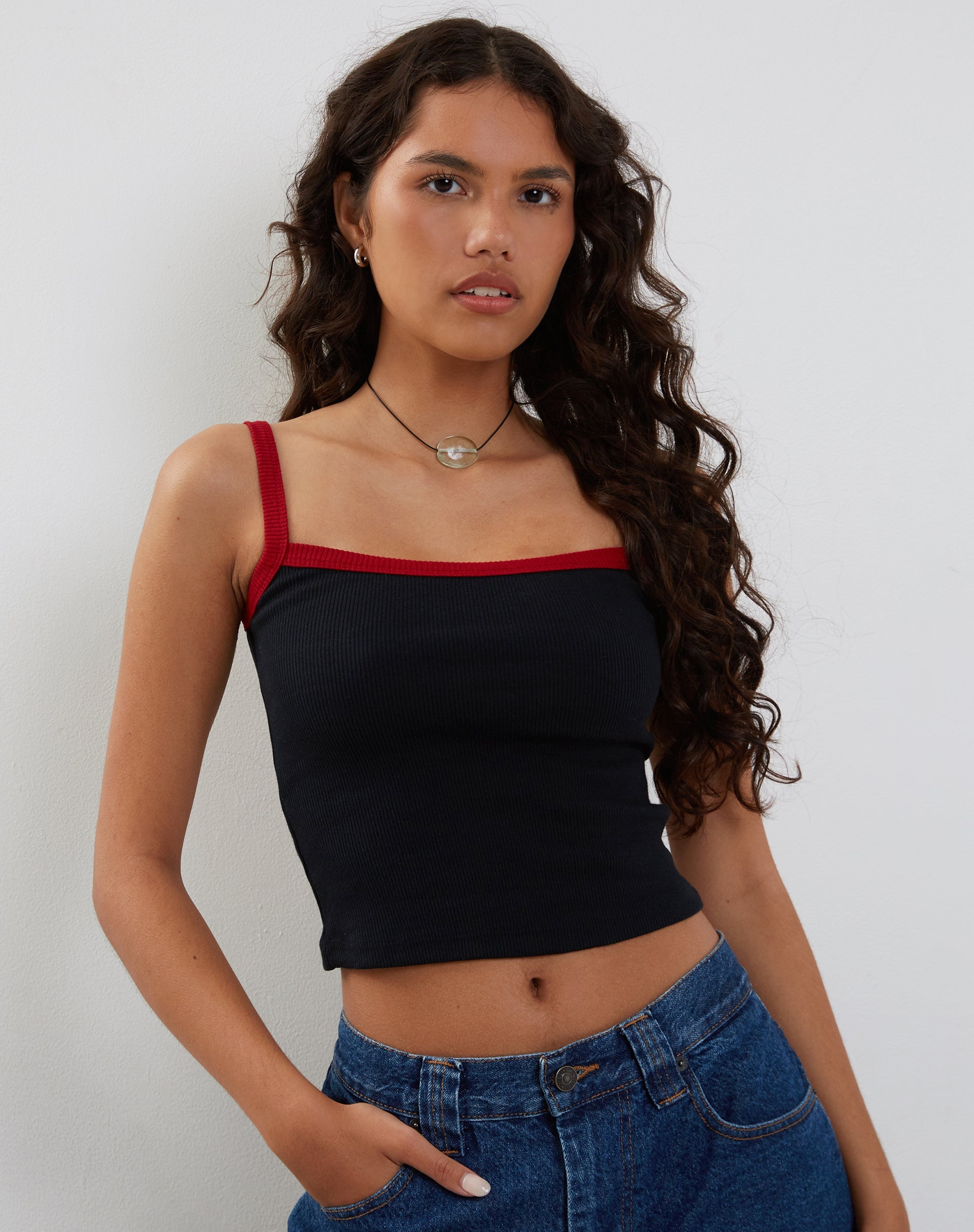 Imagen de la camiseta Icah Ribbed Vest Top en negro con ribete rojo