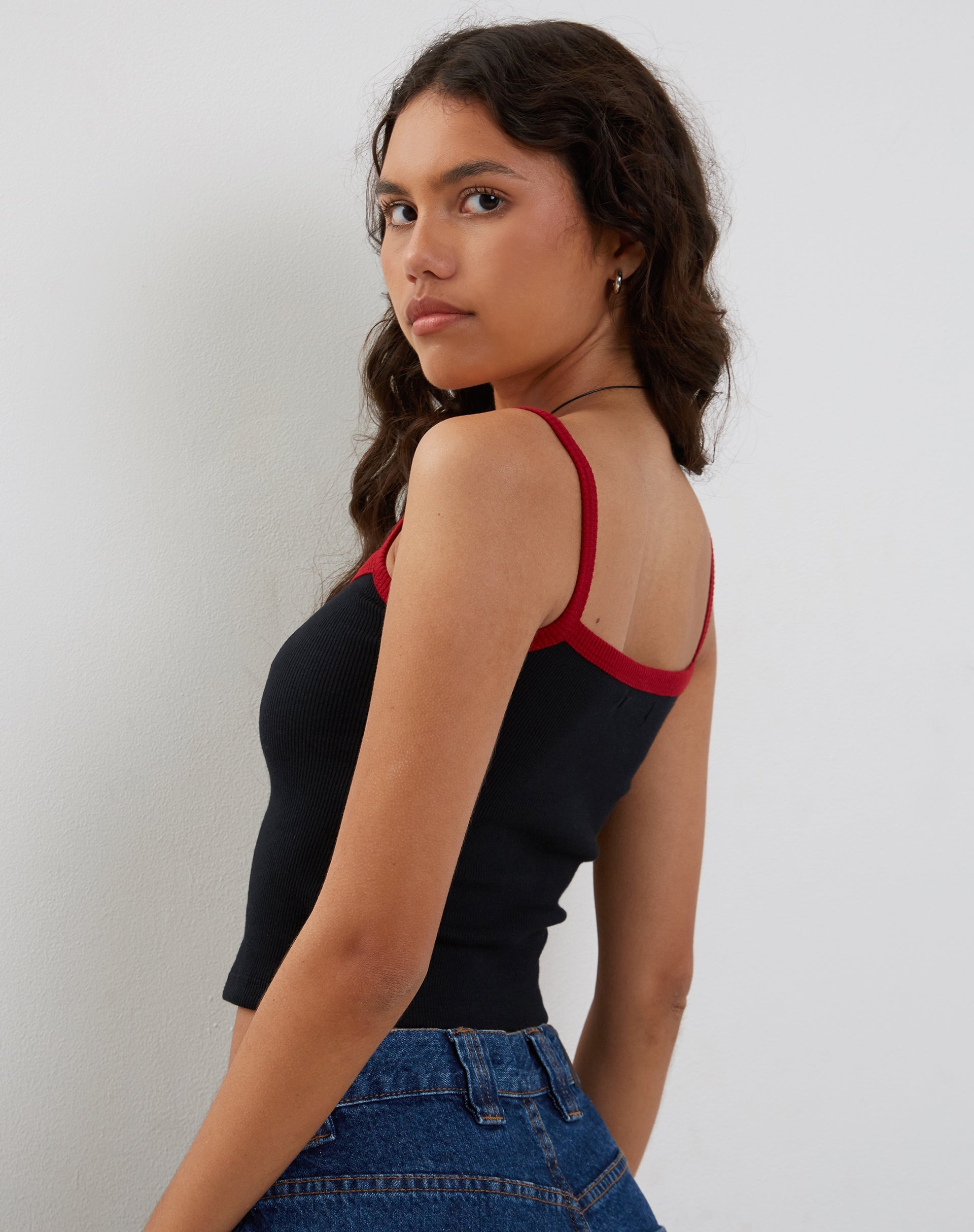 Imagen de la camiseta Icah Ribbed Vest Top en negro con ribete rojo