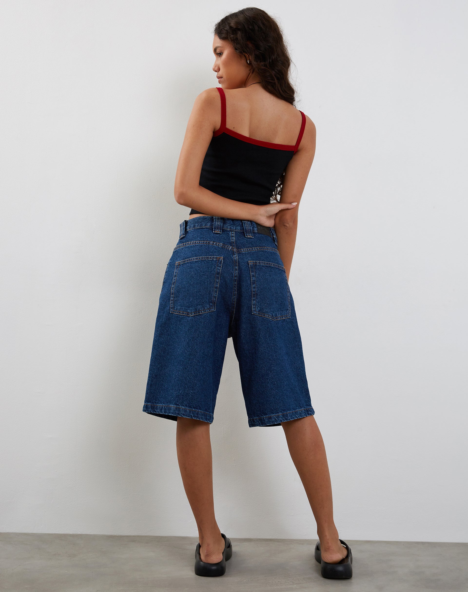 Imagen de la camiseta Icah Ribbed Vest Top en negro con ribete rojo