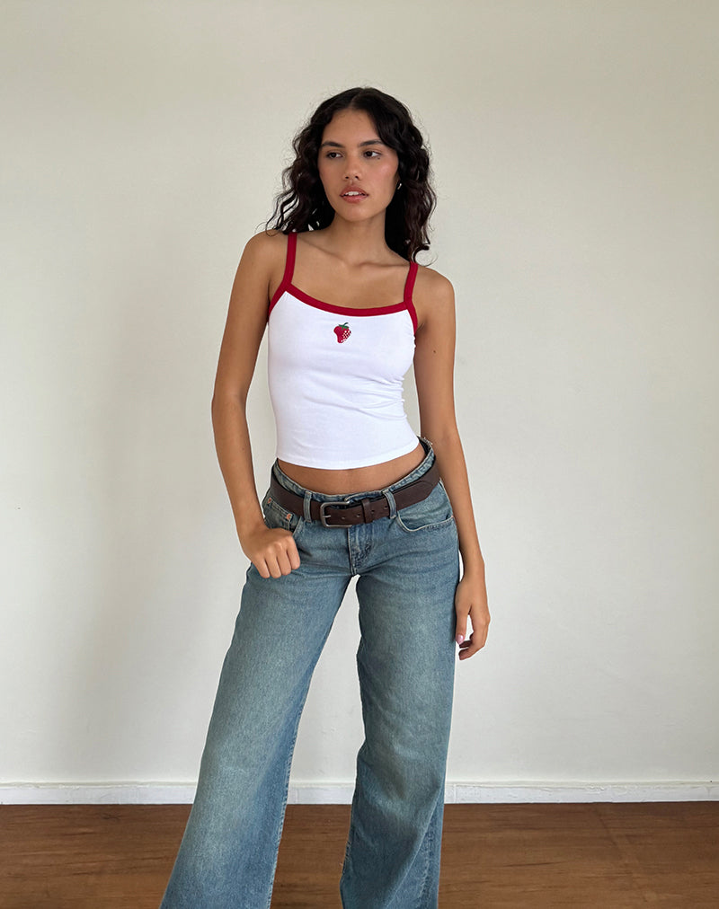 Imagen de Icah Vest Top en blanco con ribete rojo y fresa