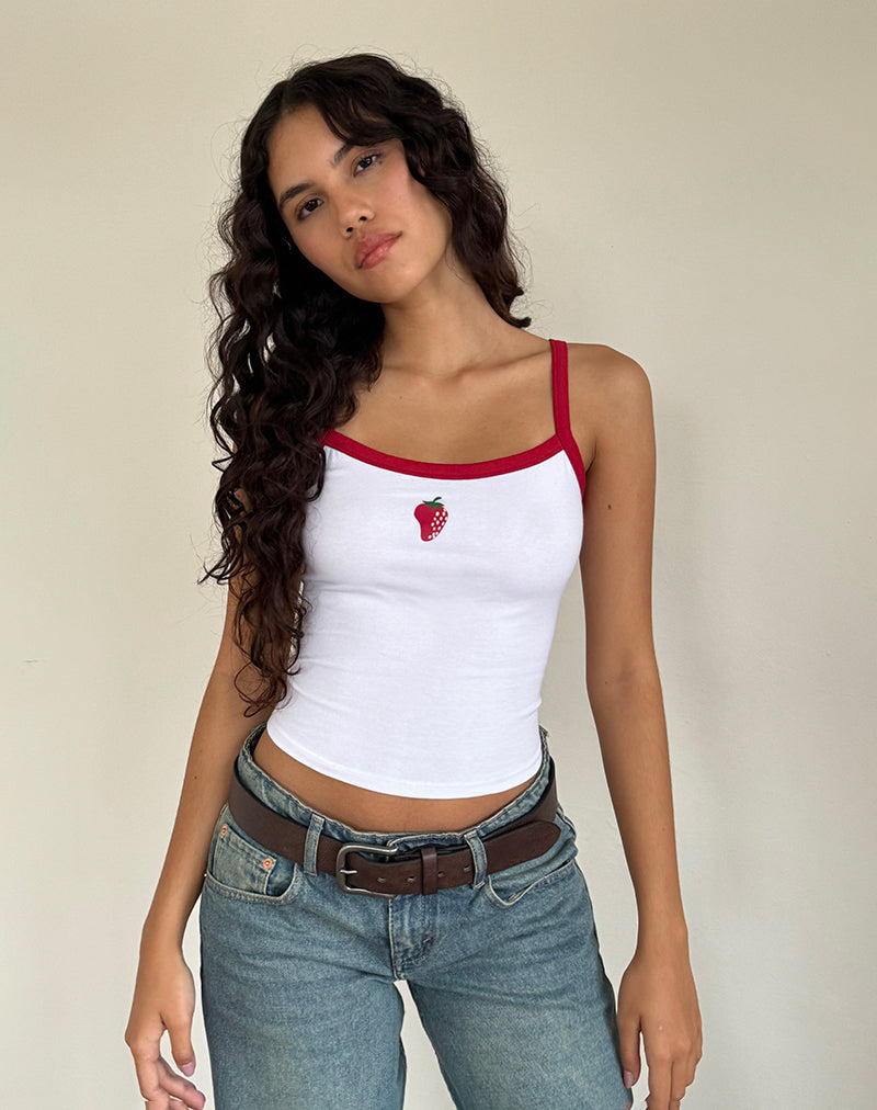 Imagen de Icah Vest Top en blanco con ribete rojo y fresa