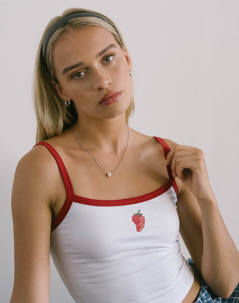 Camiseta Icah en blanco con ribete rojo y fresa