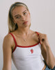 Imagen de Icah Vest Top en blanco con ribete rojo y fresa
