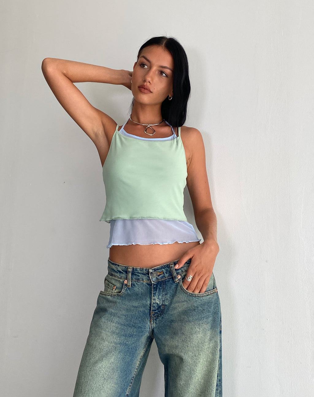 Camiseta Sapphi de doble capa en azul escarcha y verde salvia