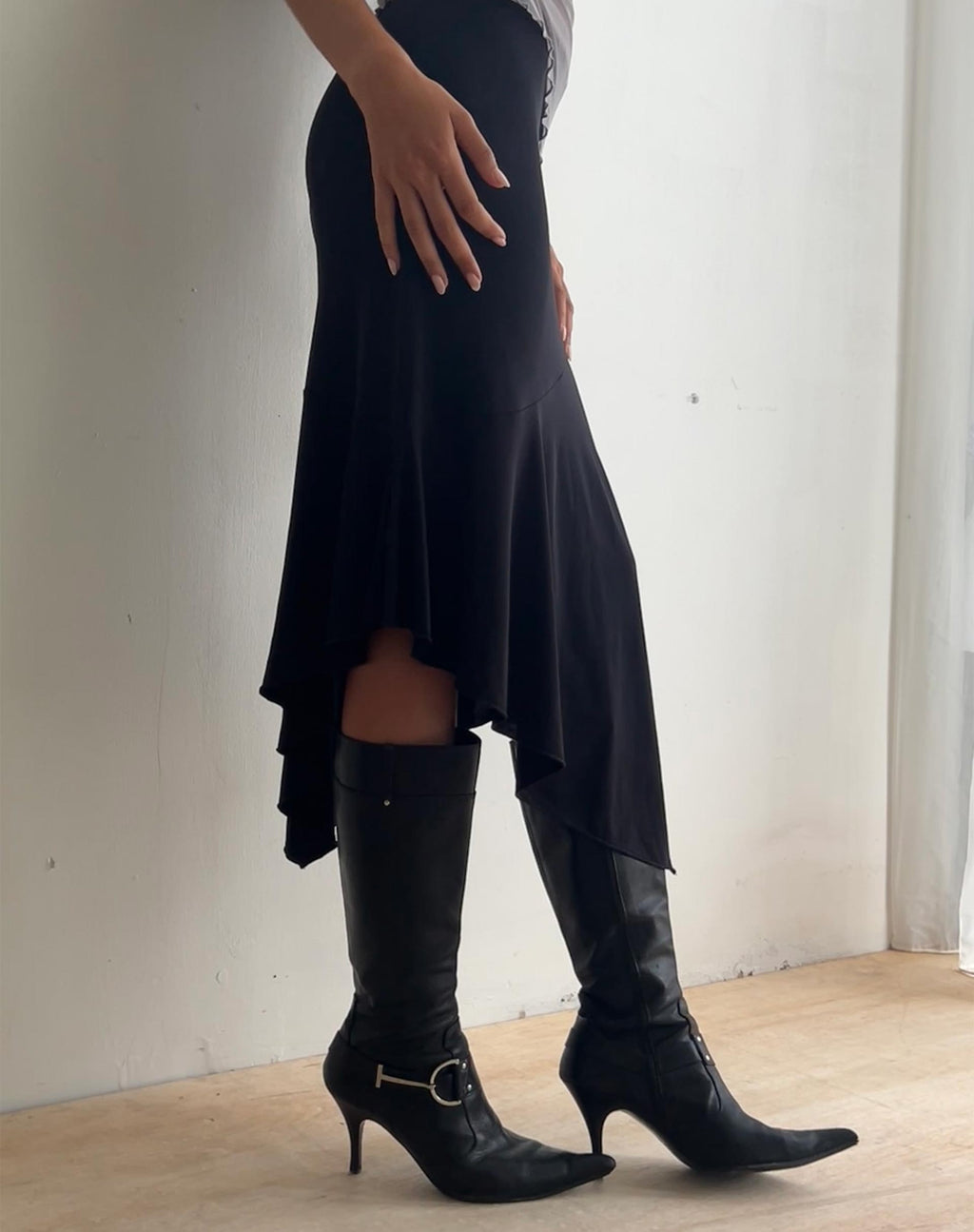 Cinta falda midi de cintura baja en negro