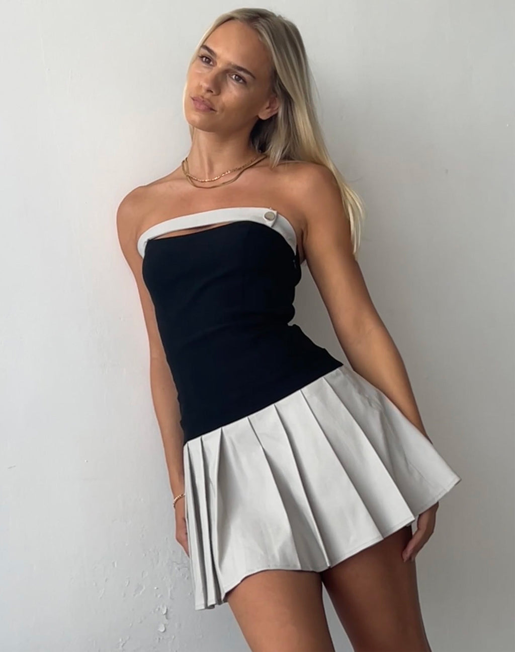 Minivestido Lisma Bandeau Cut-out en gris sastrería y negro