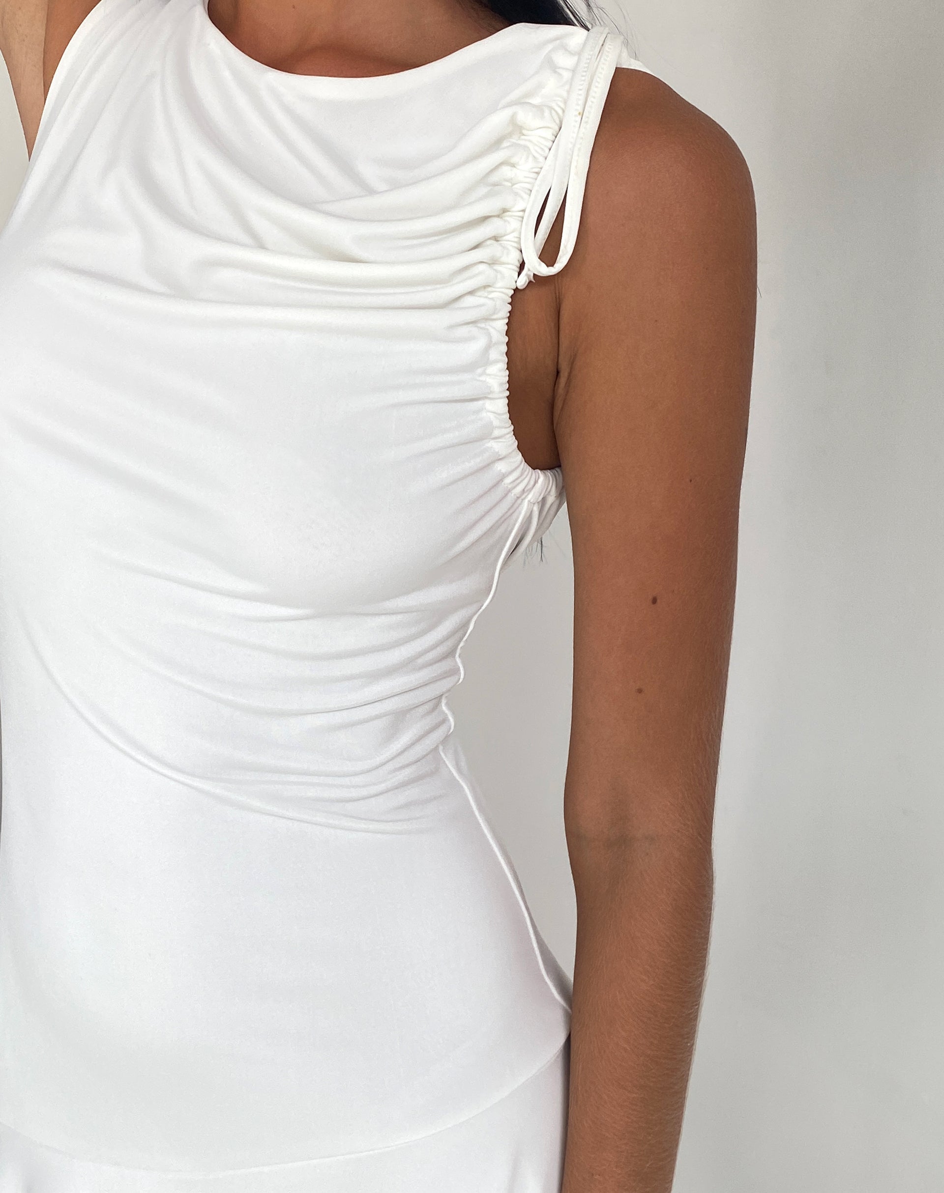 Imagen del minivestido Chaya Waterfall Hem en Slinky Ivory