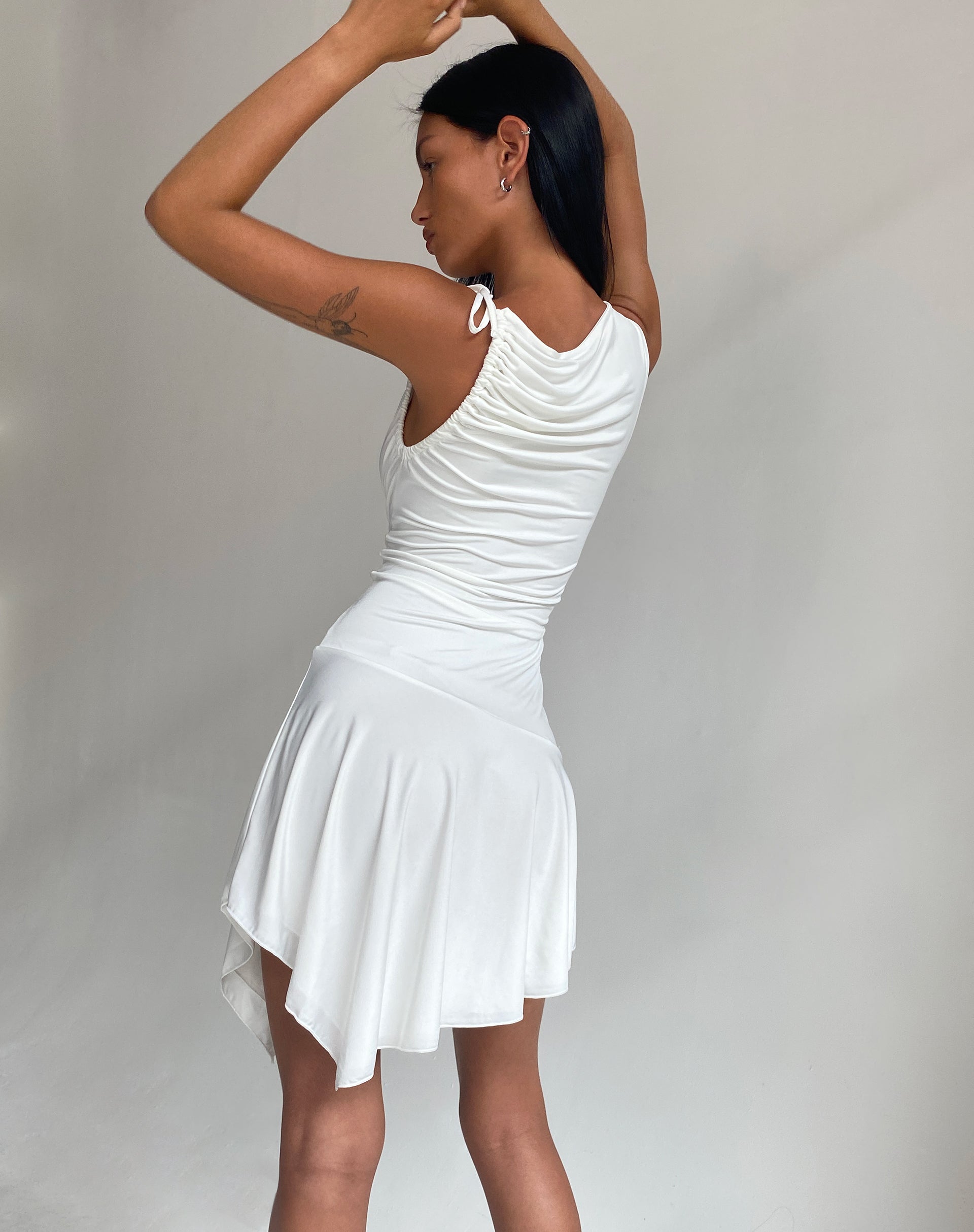 Imagen del minivestido Chaya Waterfall Hem en Slinky Ivory