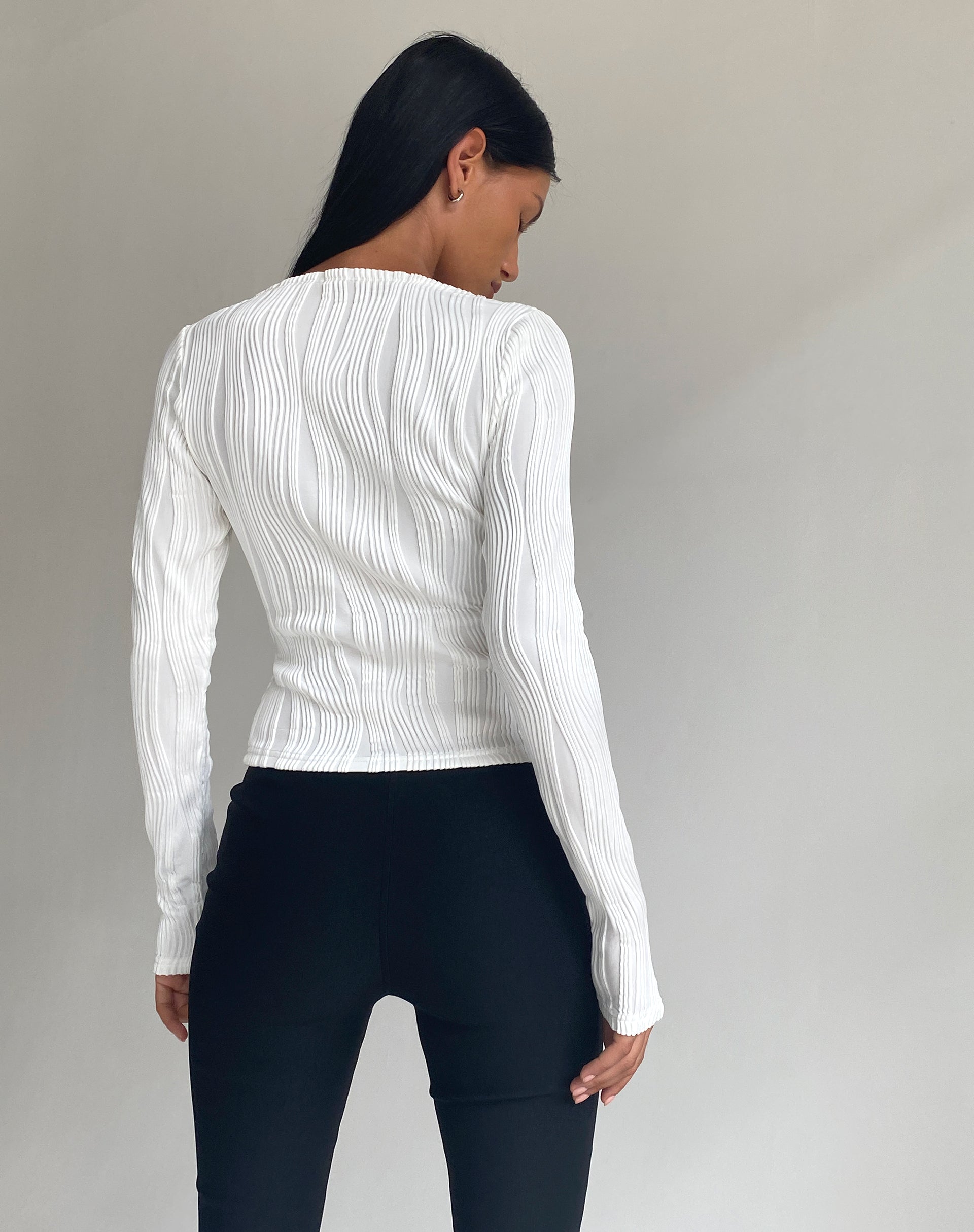 Imagen de Amabon Crop Top de manga larga en blanco arrugado