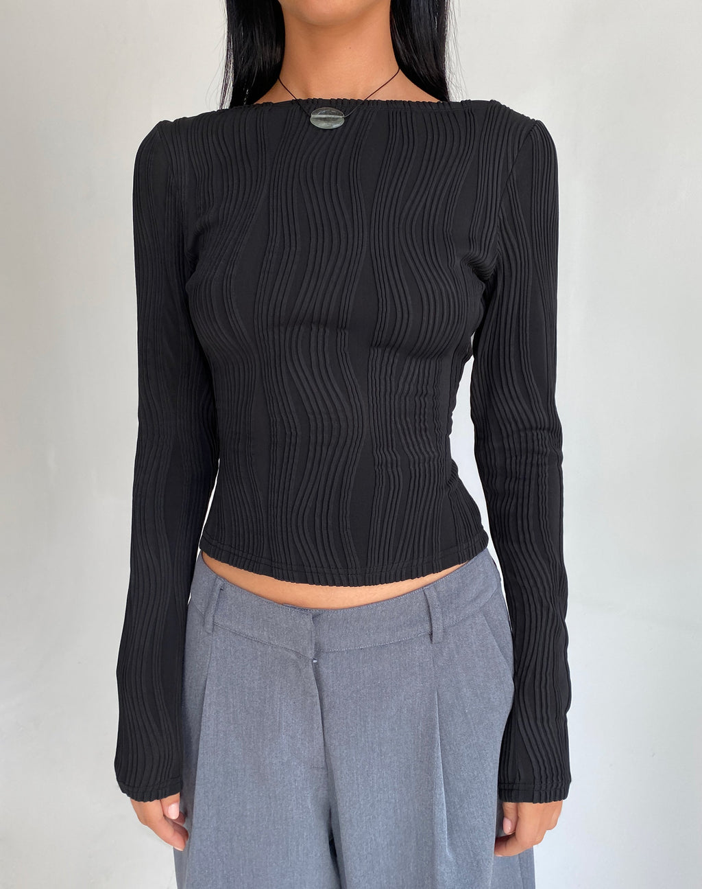 Top de manga larga Amabon en negro arrugado