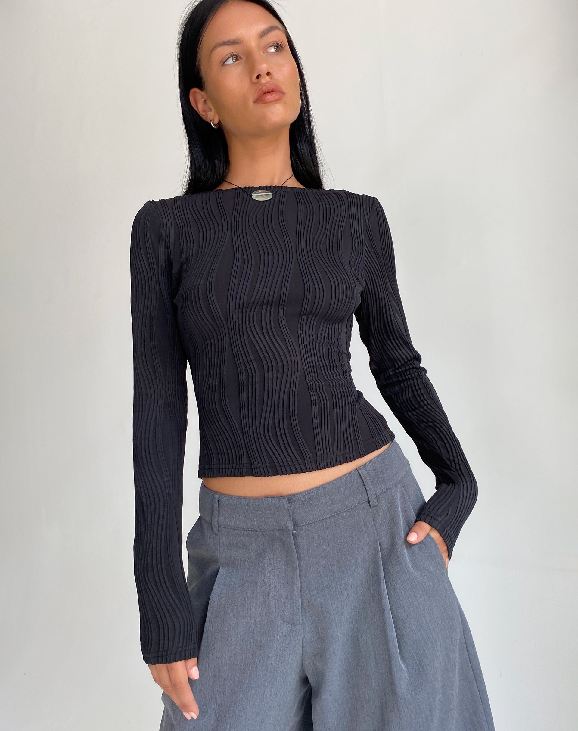 Imagen de Amabon Crop Top de manga larga en negro arrugado