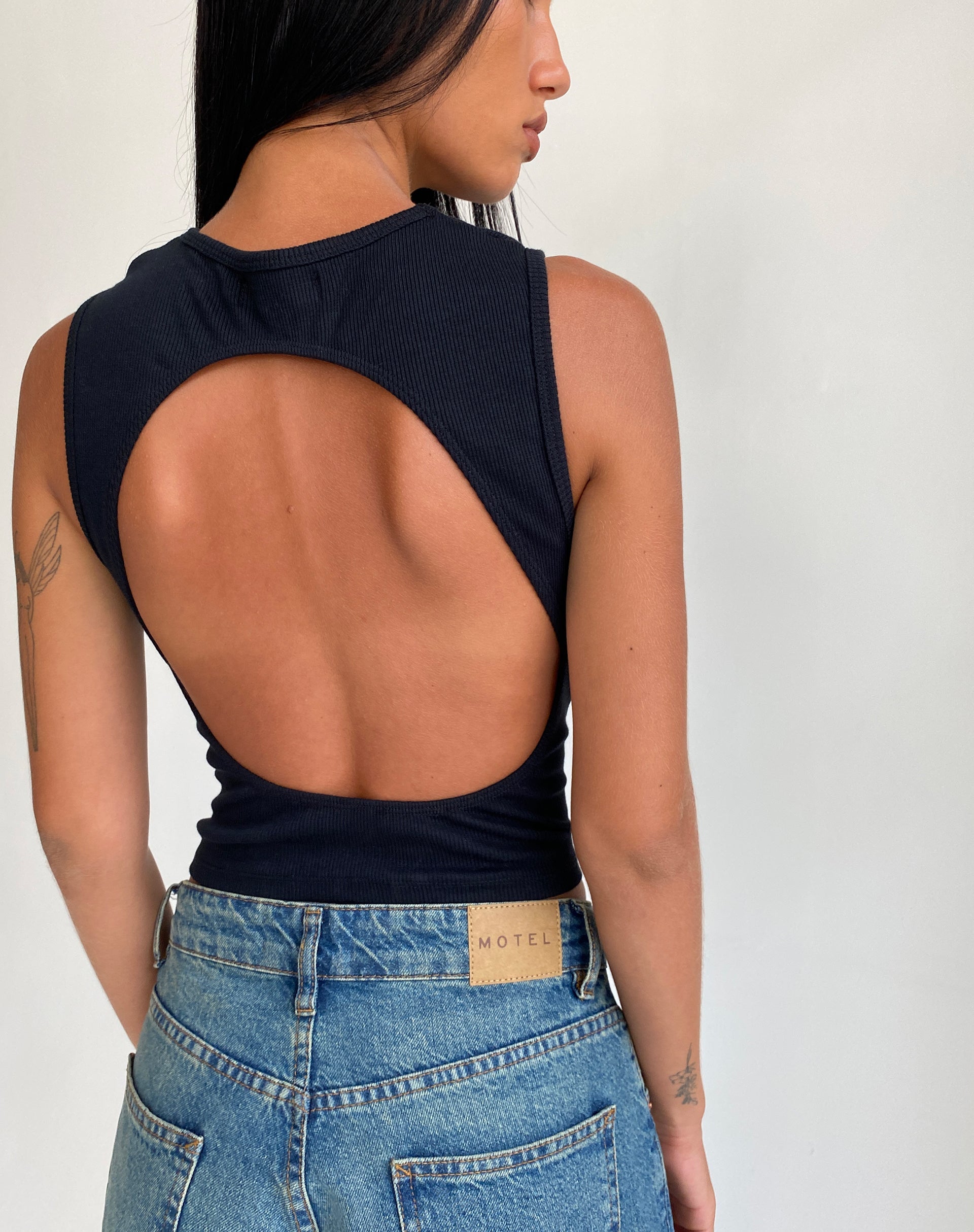 Imagen de Gelsho Open Back Tank Top in Rib Black