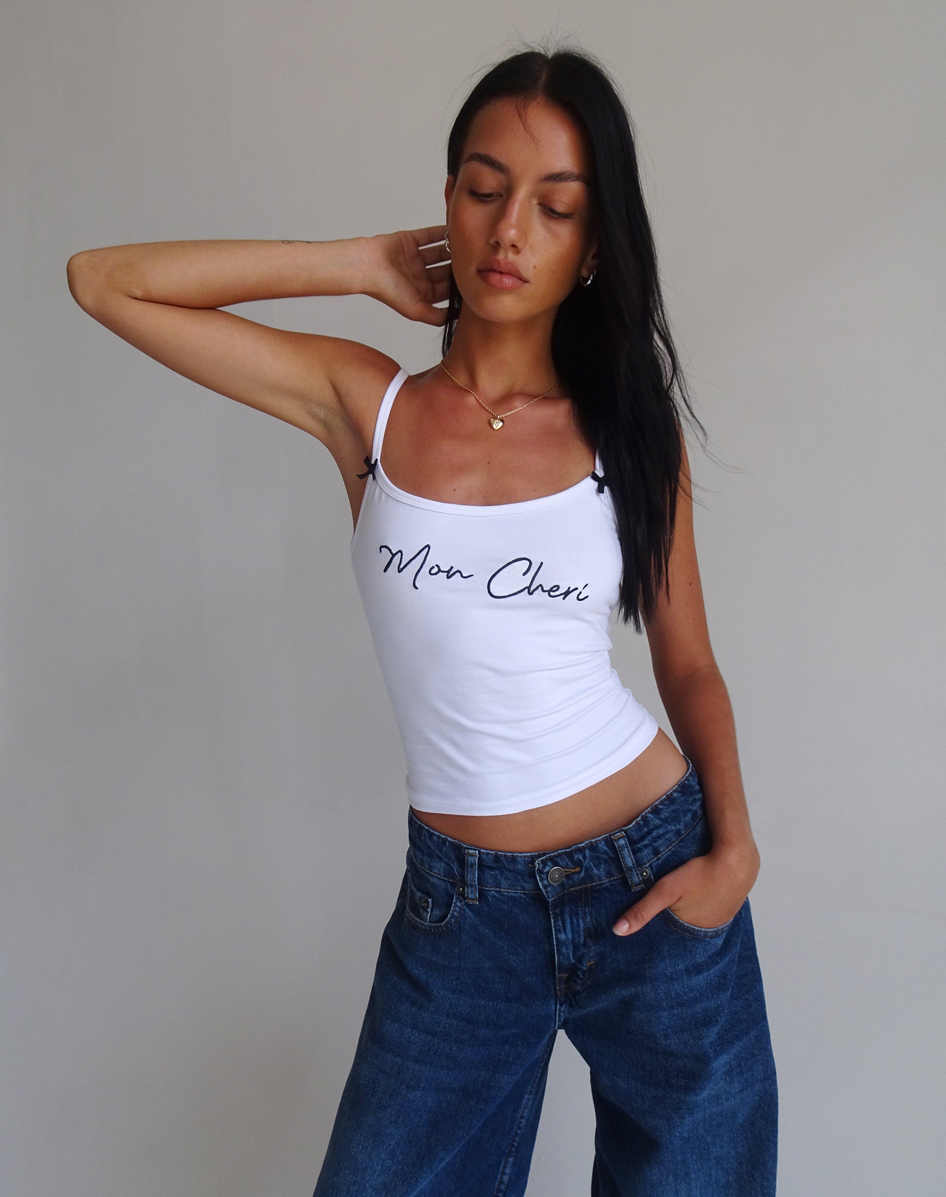 Imagen de la camiseta Isa en blanco con bordado Mon Cheri