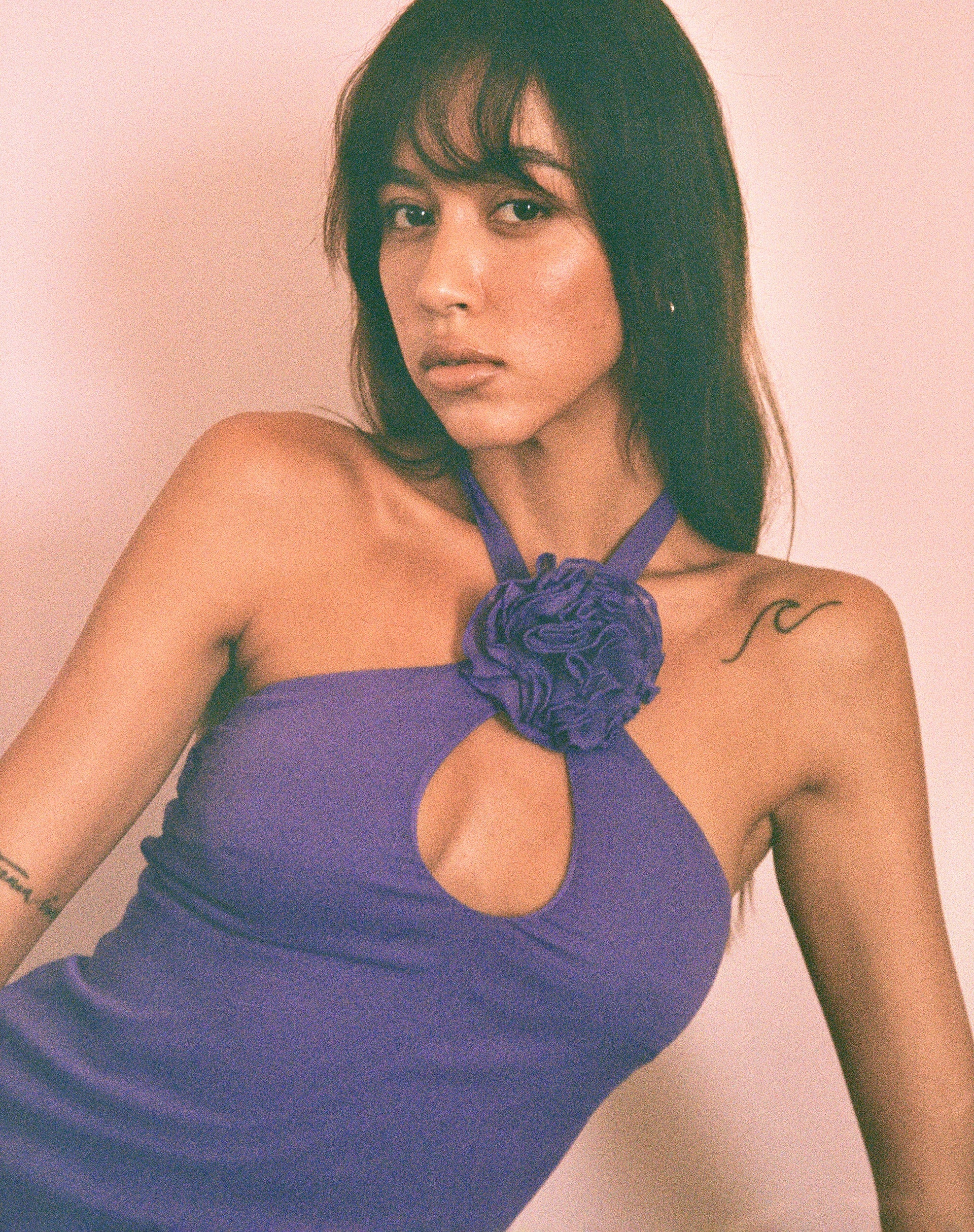 Imagen del vestido Isobel Rosette Ruffle Mini Dress in Purple Chiffon