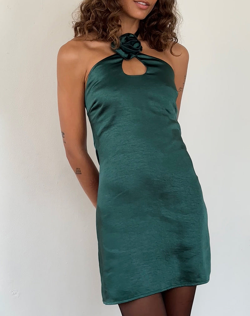 Imagen de Isolda Mini Vestido de Satén con Cuello Haltern en Verde Bosque con Rosetón