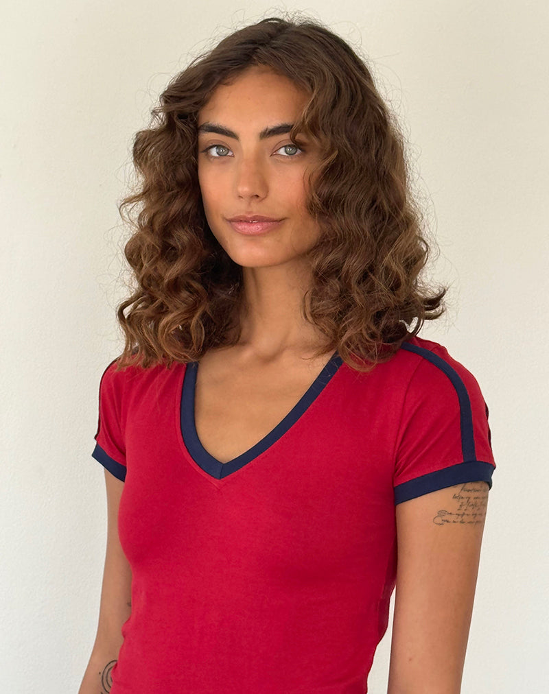 Image of Izolde Camiseta para bebé en rojo adrenalina con ribete azul marino y bordado M