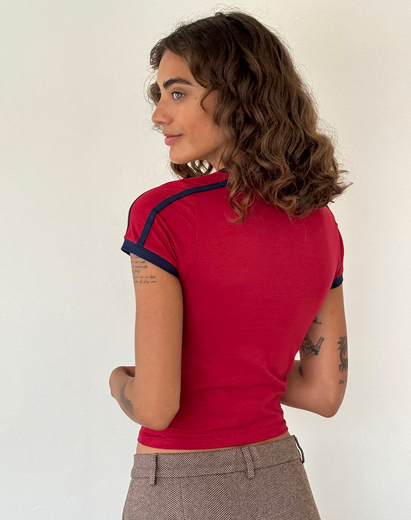 Image of Izolde Camiseta para bebé en rojo adrenalina con ribete azul marino y bordado M