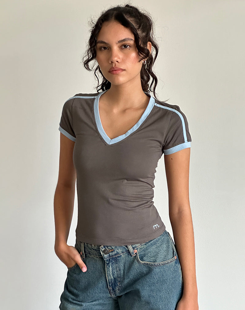 Imagen de Izolde Baby Tee en color Cloudburst con ribete azul Nantucket y bordado M