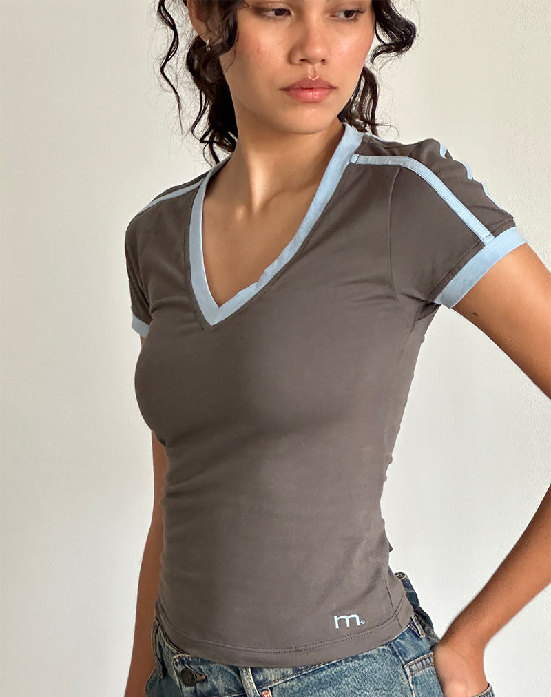 Camiseta Izolde Baby en color Cloudburst con ribete azul Nantucket y bordado M