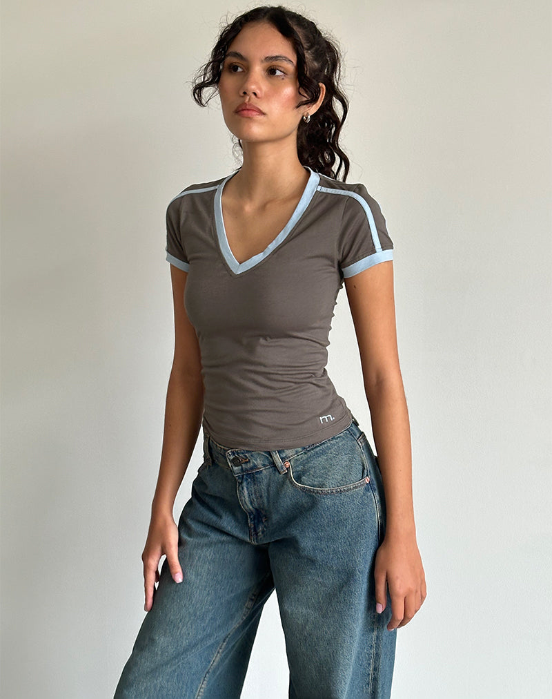 Camiseta Izolde Baby en color Cloudburst con ribete azul Nantucket y bordado M