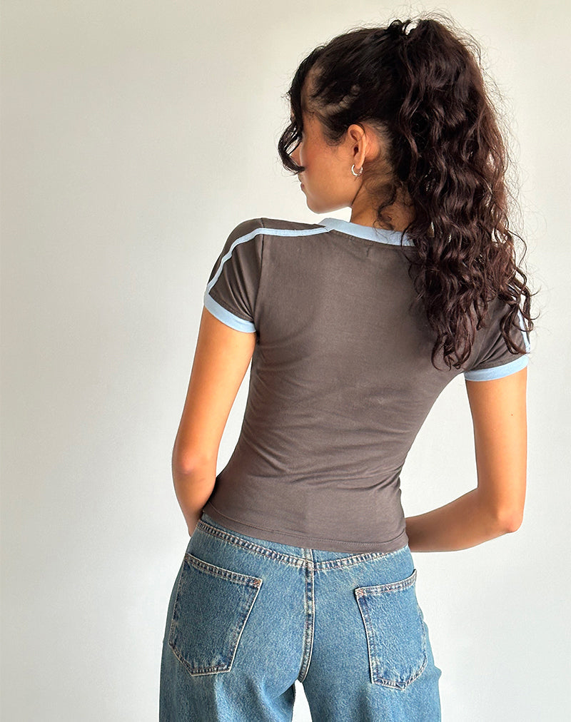 Imagen de Izolde Baby Tee en color Cloudburst con ribete azul Nantucket y bordado M