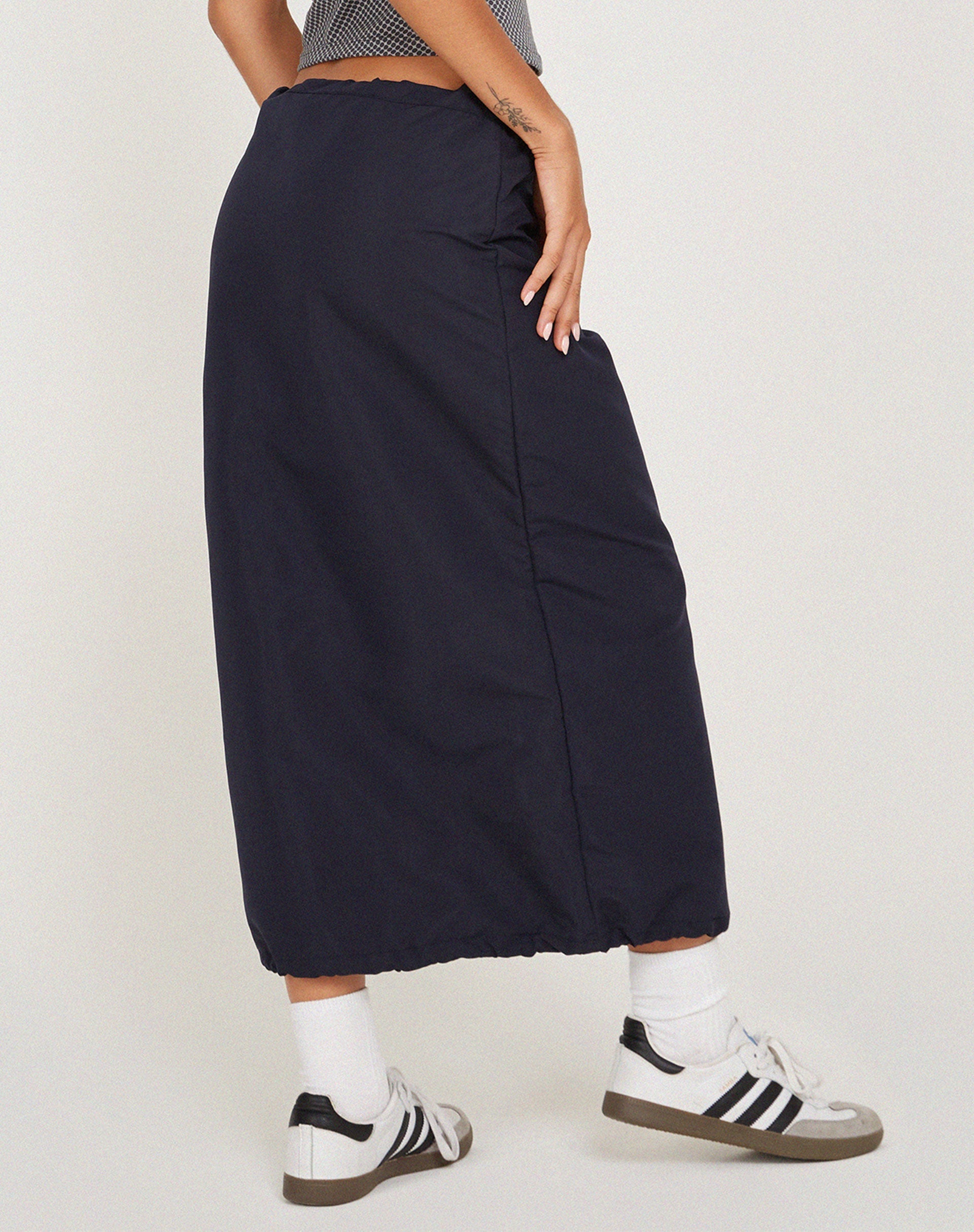 imagen de Kasao Midi Cargo Skirt in Navy