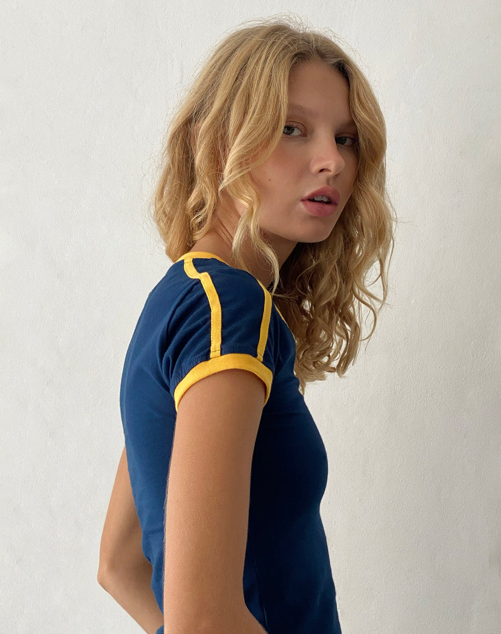 Camiseta Izolde para bebé en azul marino con ribete mostaza y bordado M