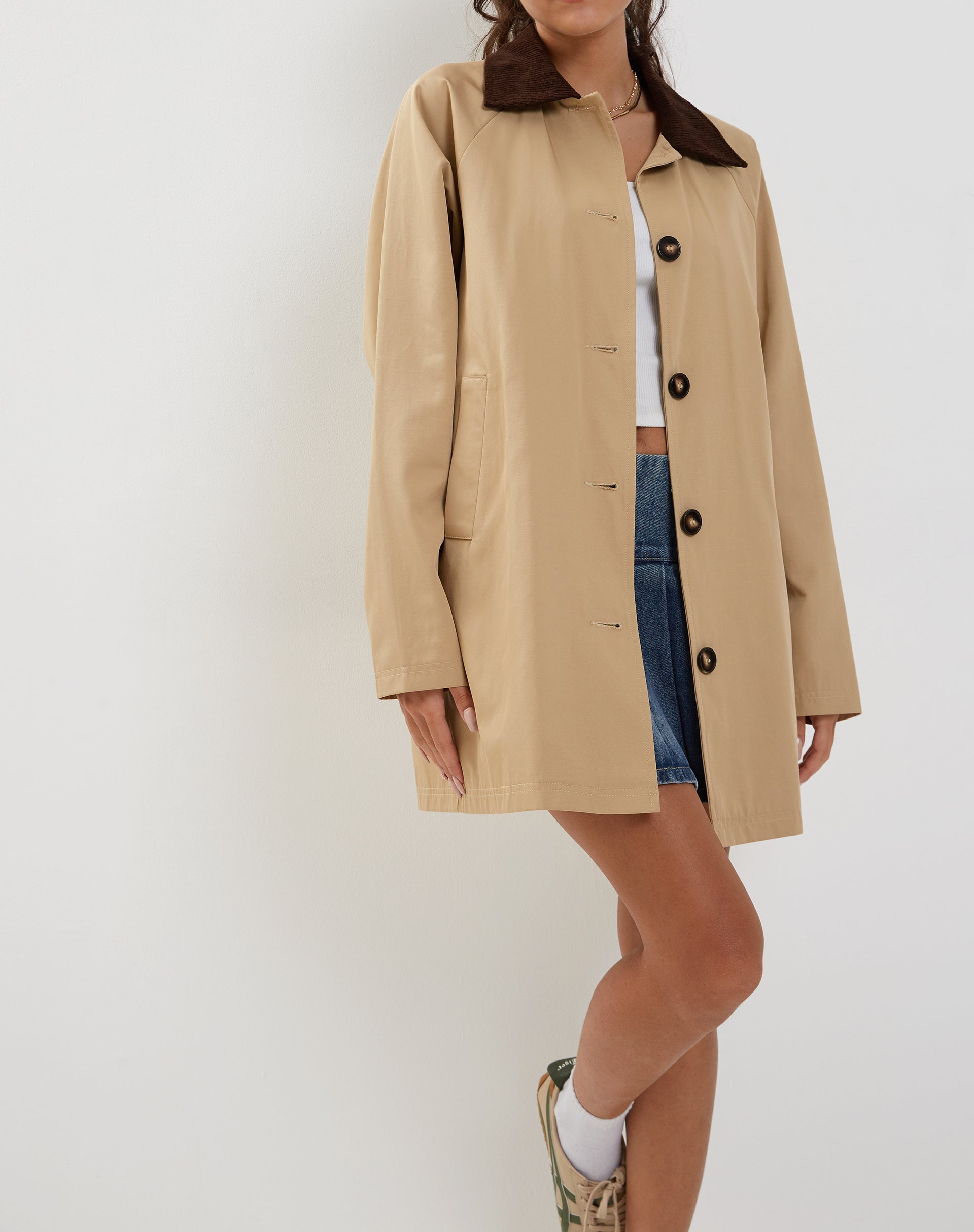 Imagen de Izora Short Trench Coat in Tan