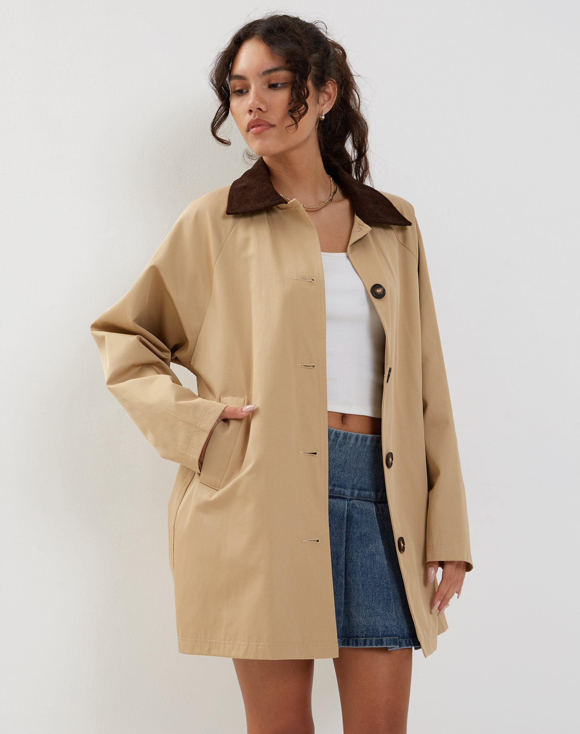 Imagen de Izora Short Trench Coat in Tan