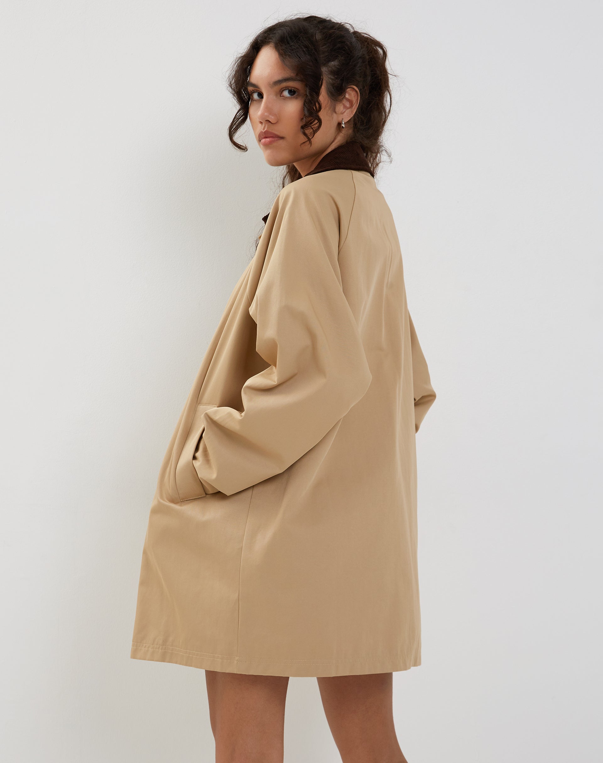 Imagen de Izora Short Trench Coat in Tan
