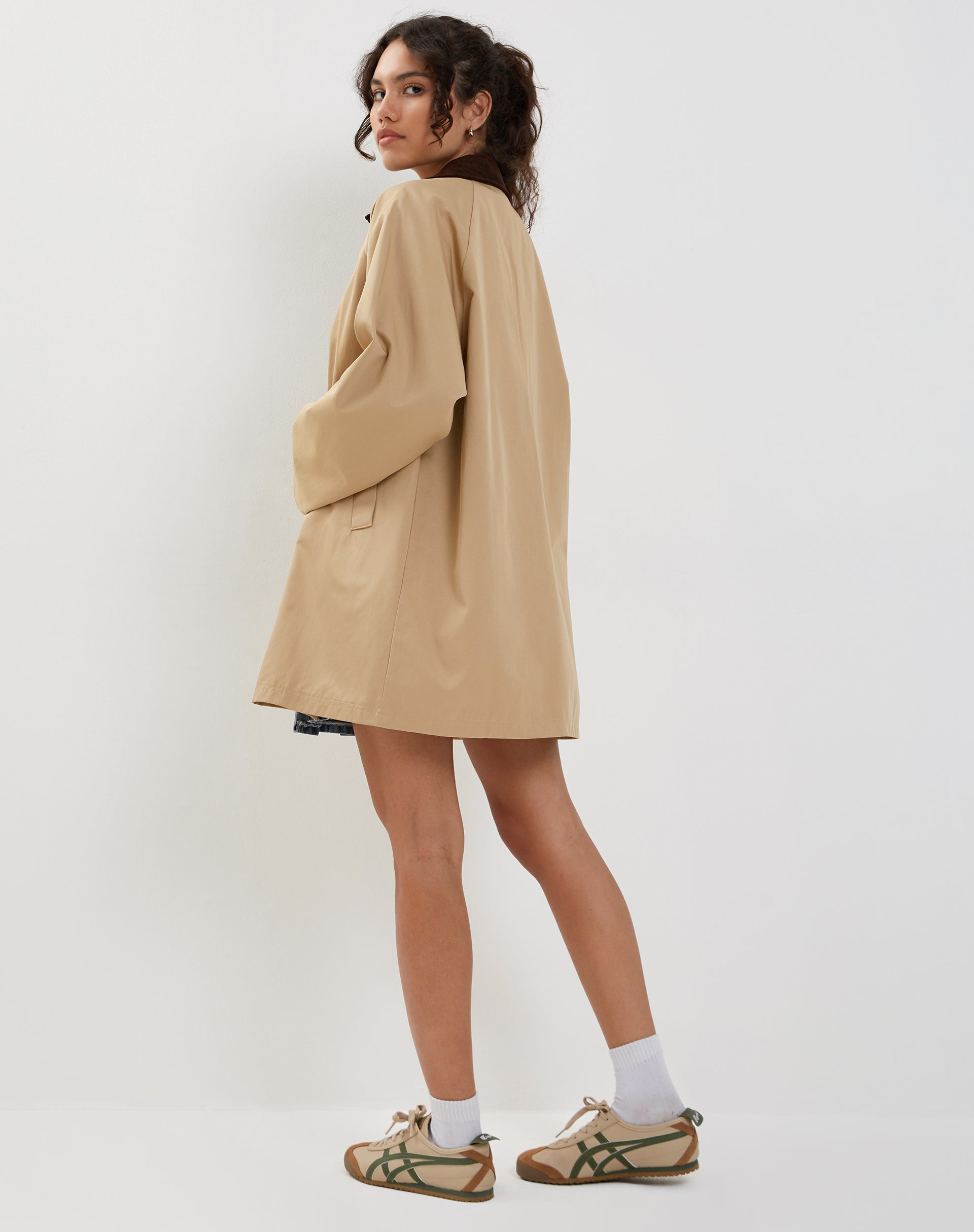 Imagen de Izora Short Trench Coat in Tan