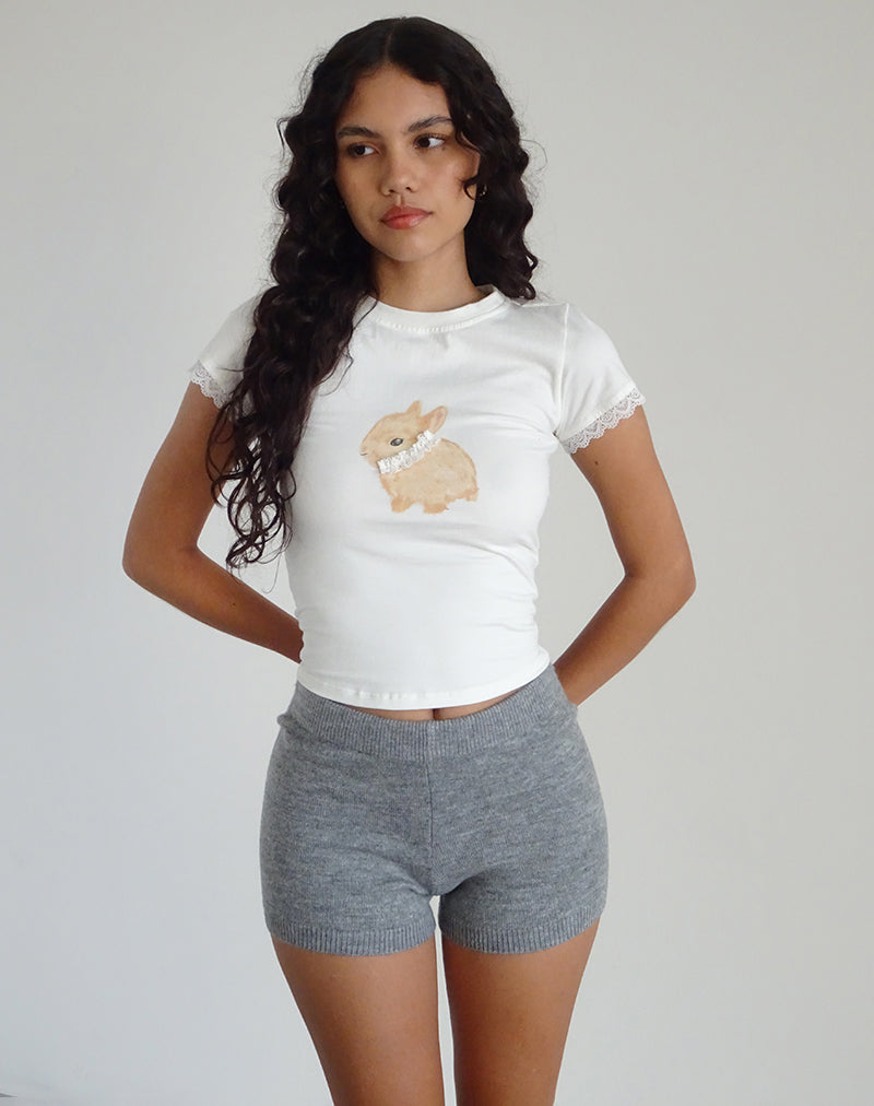 Imagen del top Izzy en blanco roto con estampado de conejos