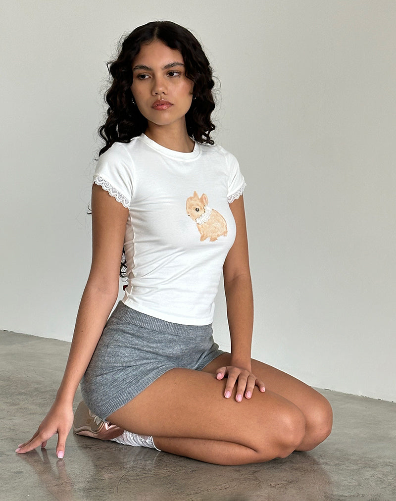 Imagen del top Izzy en blanco roto con estampado de conejos