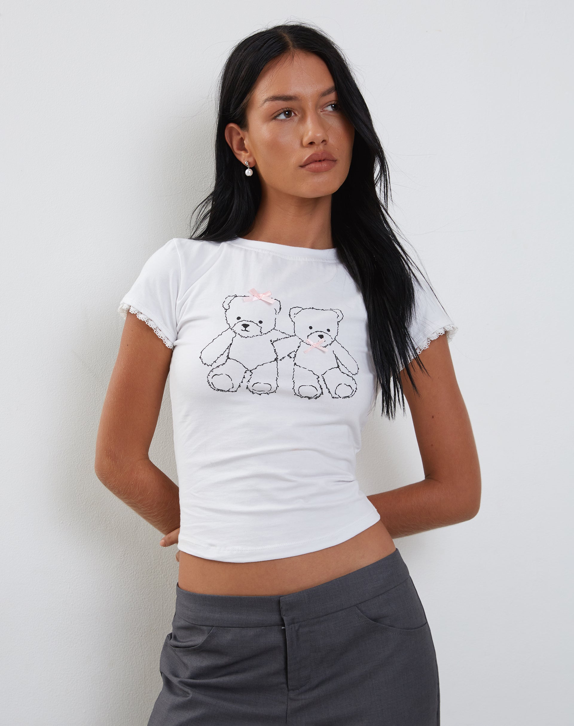 Imagen de la camiseta Izzy Lace Trim Tee in White Teddy Motif