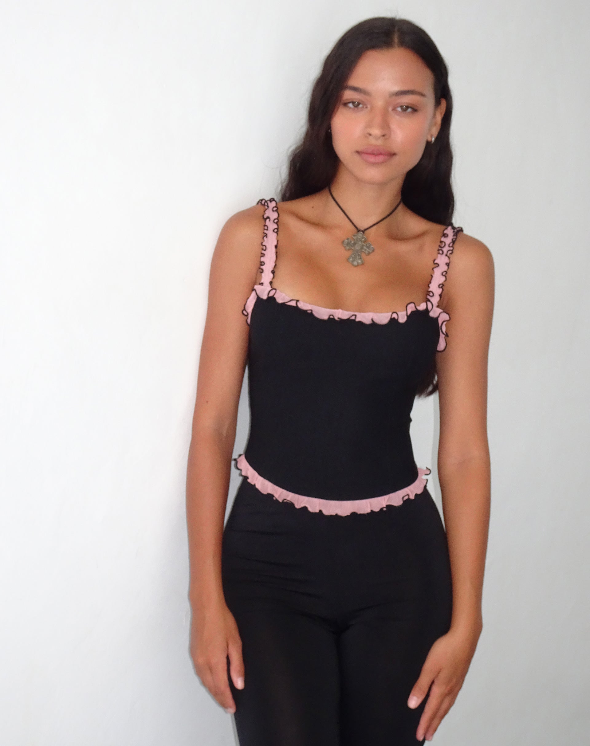 Imagen de Idalia Corset Top Negro con Volantes de Malla Rosa