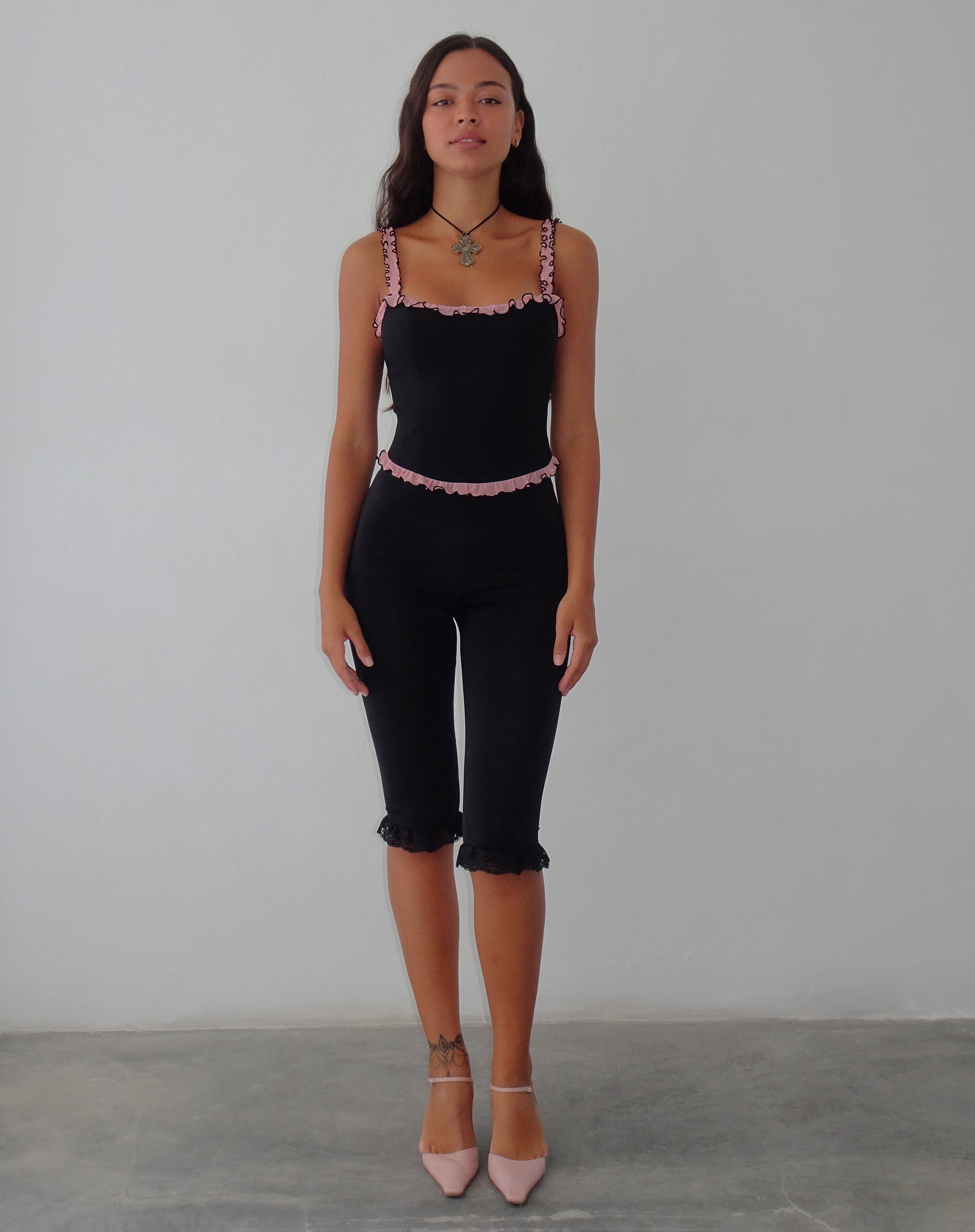 Imagen de Idalia Corset Top Negro con Volantes de Malla Rosa