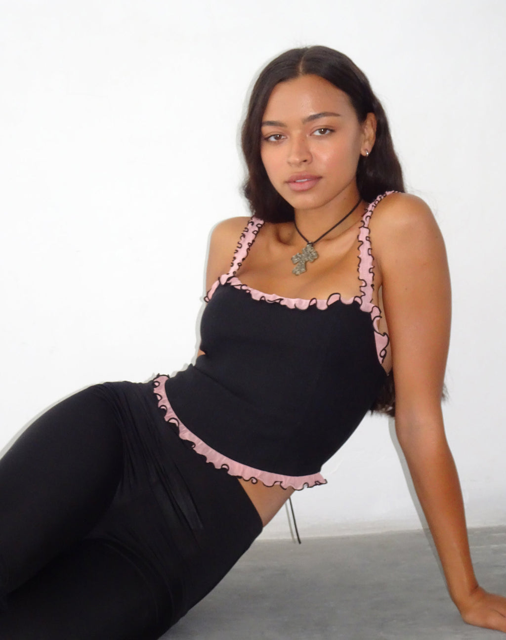 Idalia Corset Top Negro con Volantes de Malla Rosa