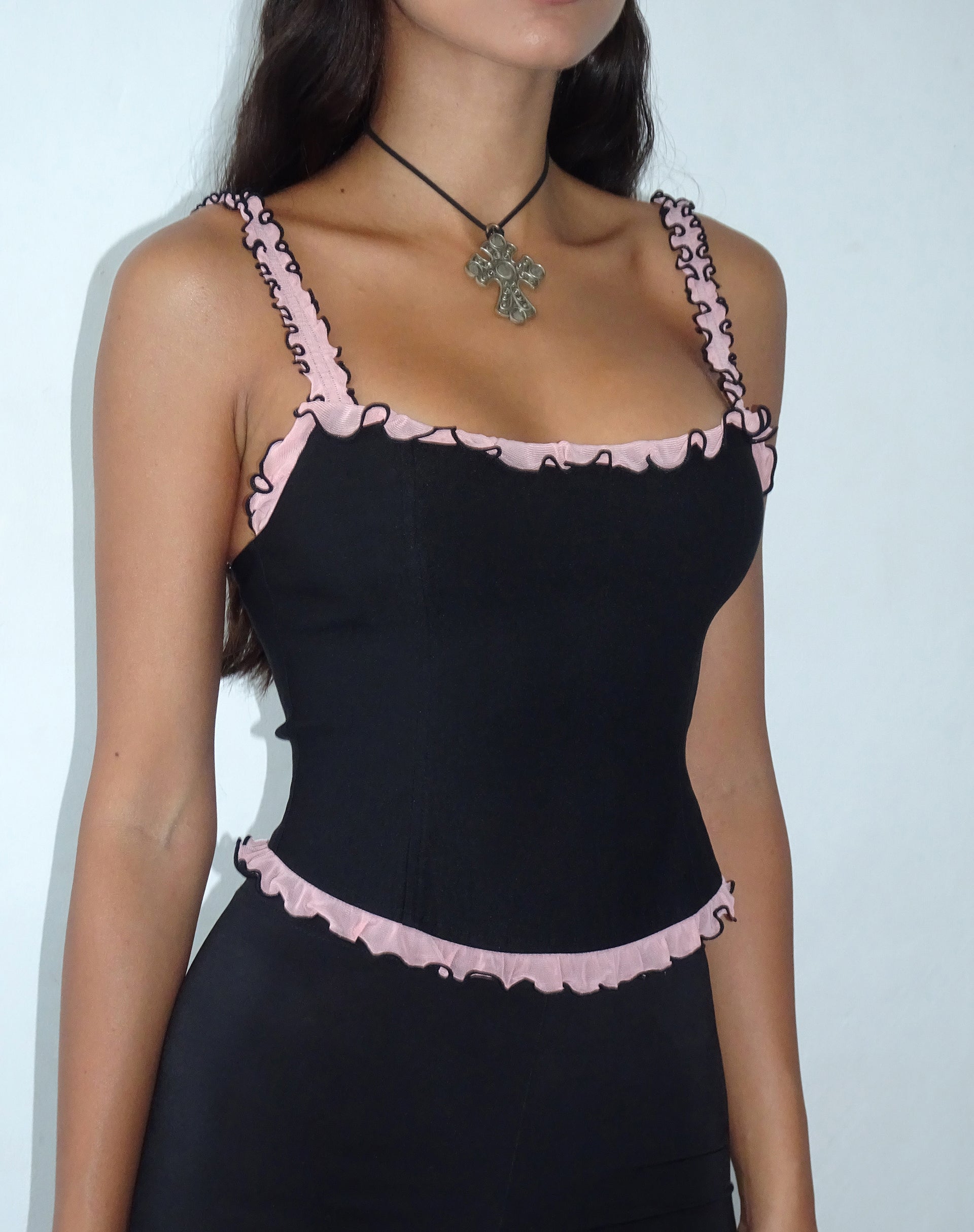 Imagen de Idalia Corset Top Negro con Volantes de Malla Rosa
