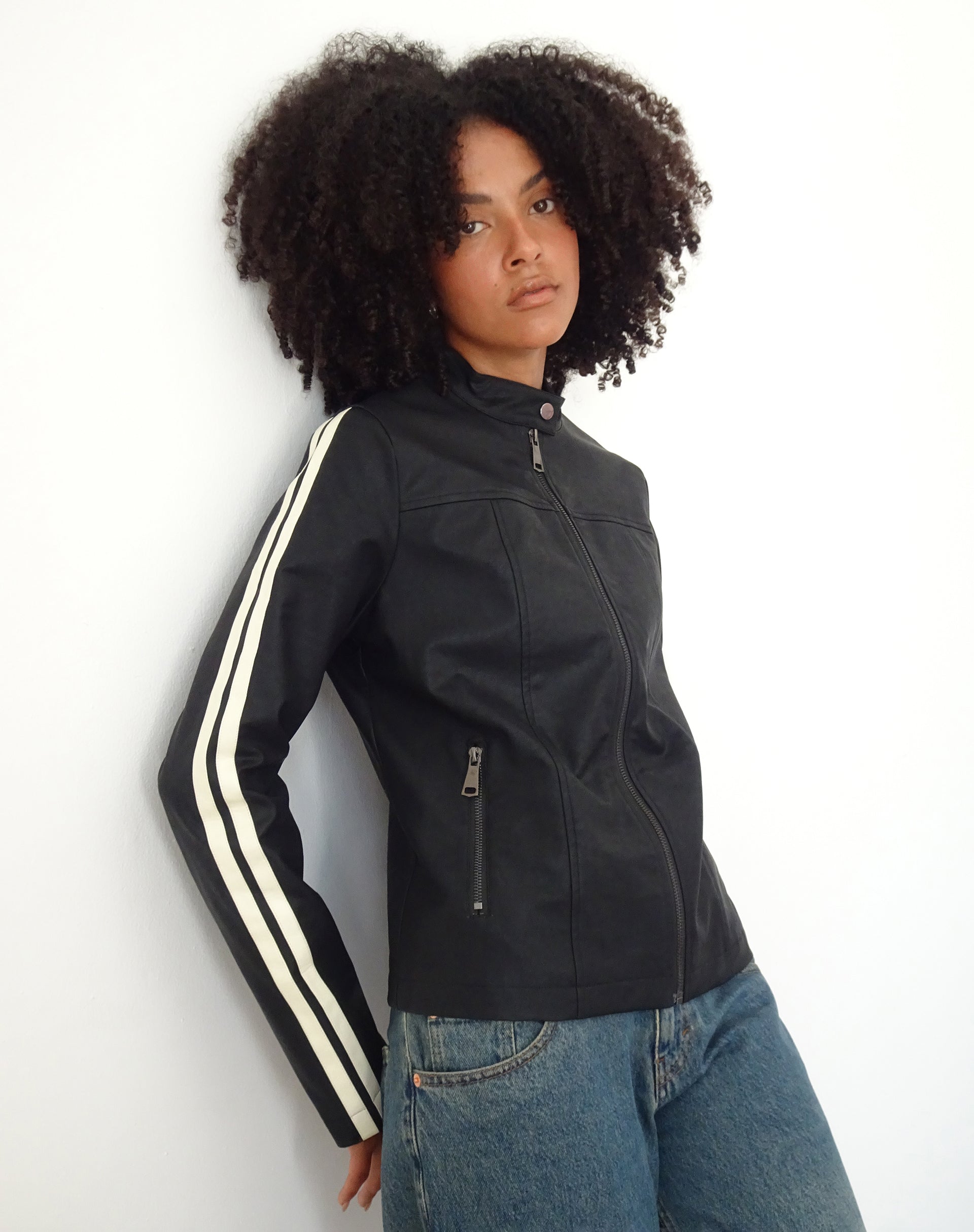 Imagen de Jacquie Zip Up Biker Jacket en PU Negro